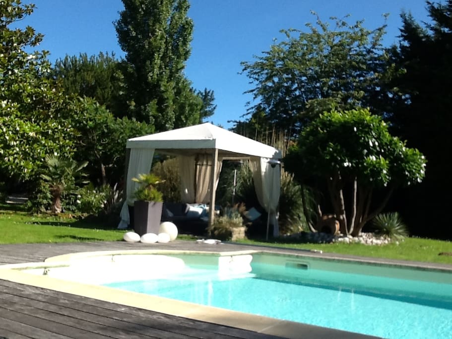Un des honeymoon donnant sur la piscine ...