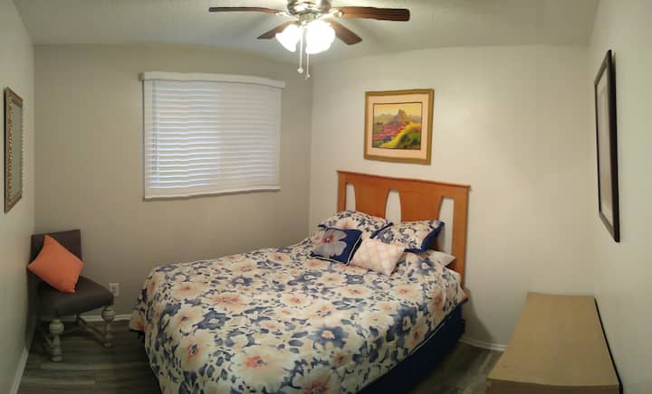 Chumba cha kulala cha 1. Kitanda cha Malkia (kinalala 2)