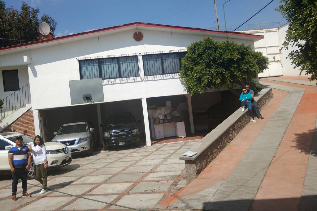 Vista frontal de la zona de garage, entrada y anexo para guardas de la casa.
