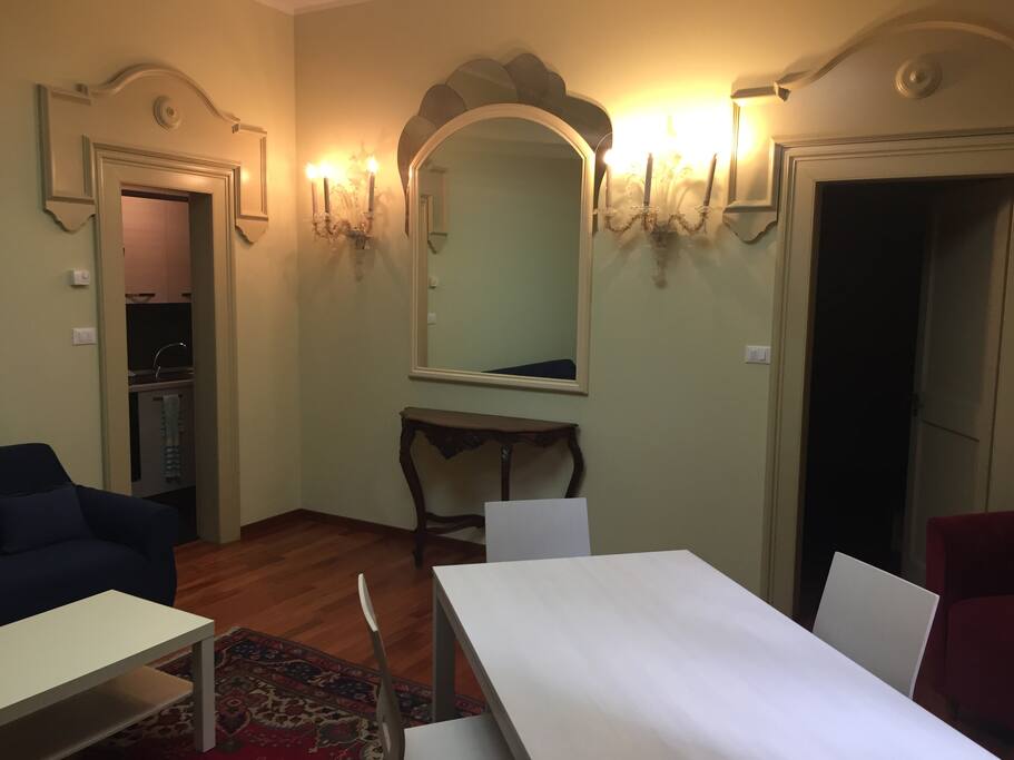 Soggiorno con accesso alla cucina e alla stanza da letto