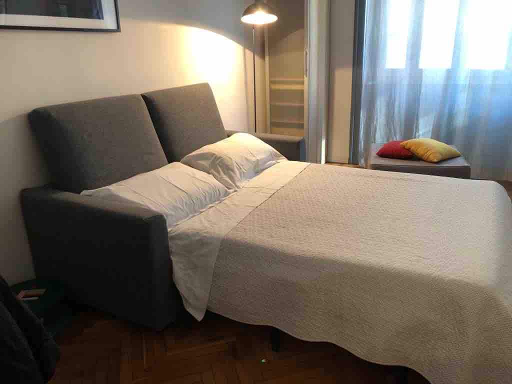 Спална соба со кауч на спуштање и единечен кревет на извлекување - втора спална соба со кауч за двајца и преклопен кревет