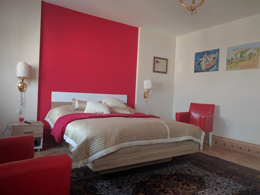 Red Room queen bed