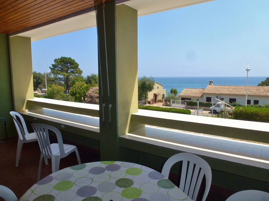 Accès à la terrasse par deux grandes baies vitrée