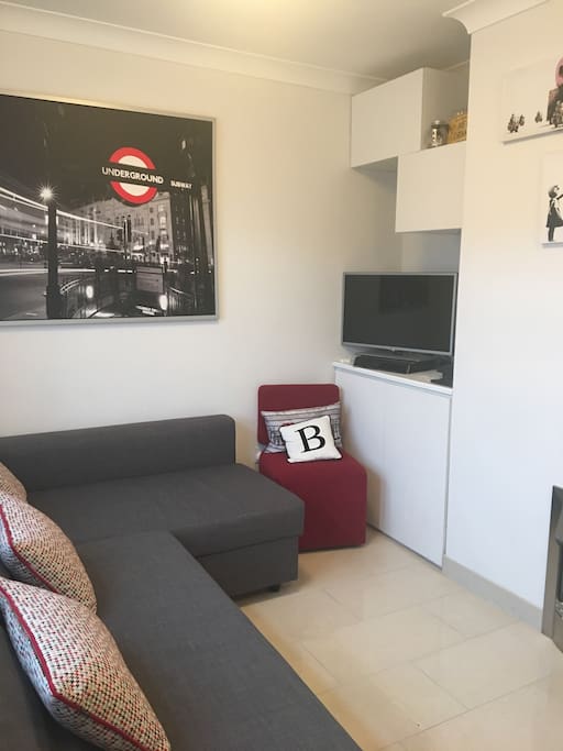 Cosy sitting room with satellite tv and Netflix