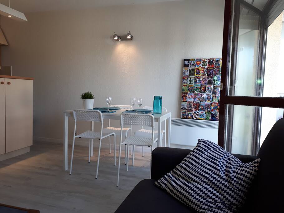 Espace repas intérieur : table à 4 et extension à 6