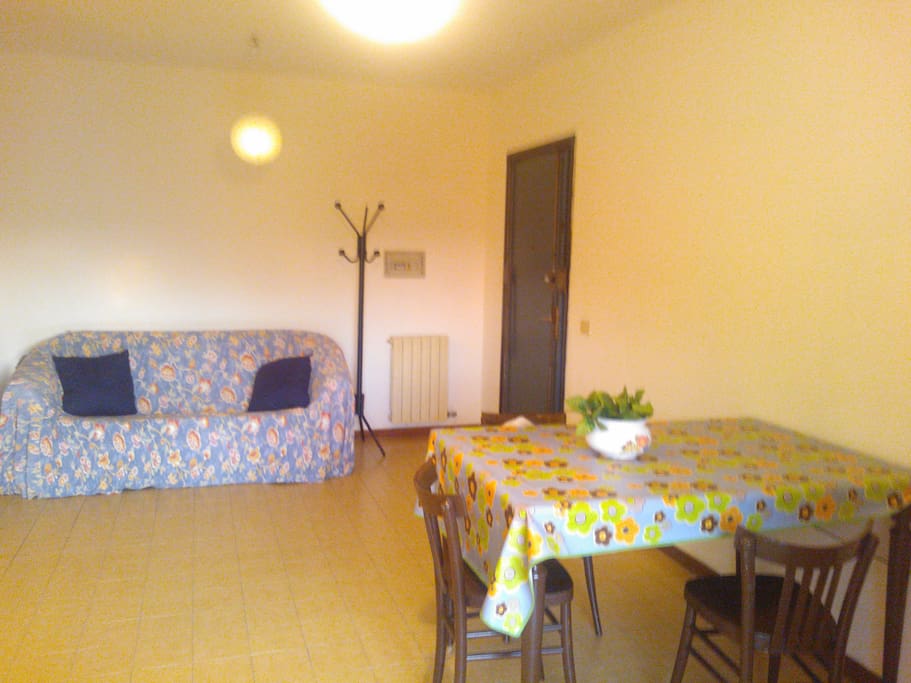 Soggiorno con divano letto doppio