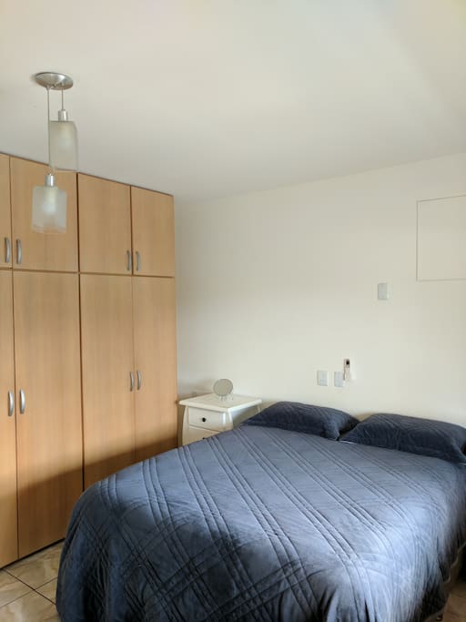 Quarto 1 - Cama queen, sacada privada, AR e poltrona