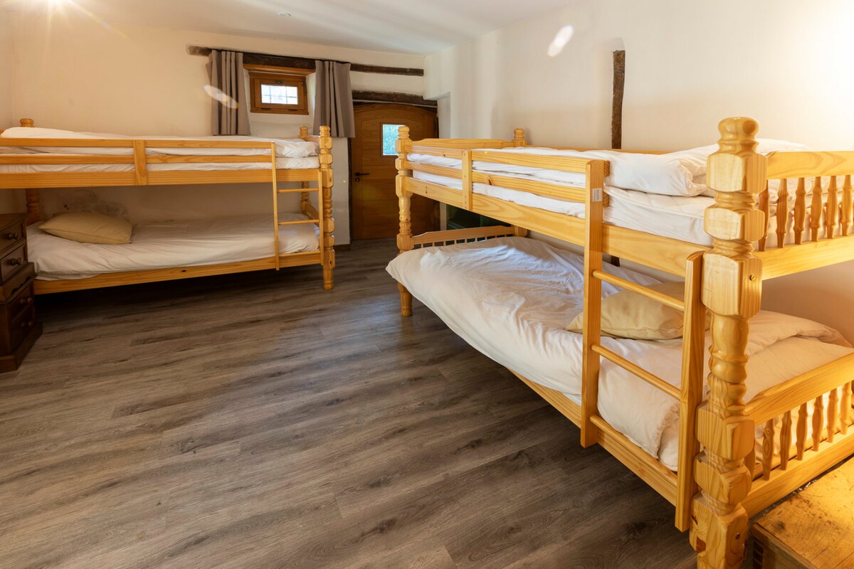 Spálňa 6: spoločná izba so 4 samostatnými lôžkami