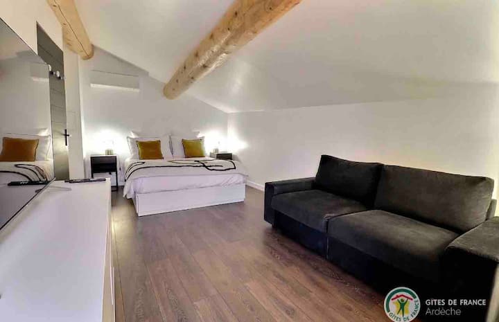 Chambreúté Cour مع 160 سرير و 140 سرير أريكة