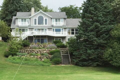 Gorgeous lakefront home close to town!
