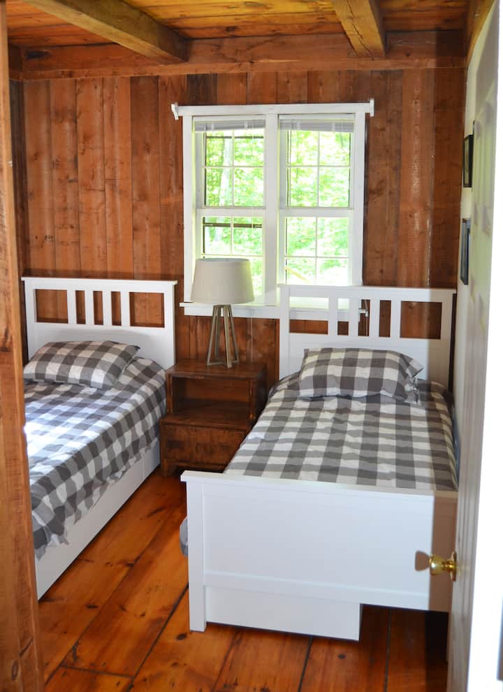 Chumba cha kulala cha ghorofa ya chini kilicho na vitanda viwili