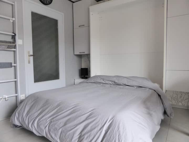Lit pour 2 personnes avec draps et couette fournis