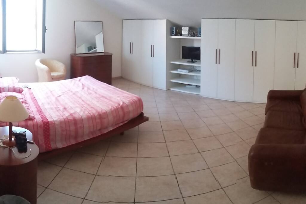 panoramica stanza da letto con letto matrimoniale e divano letto (1piazza e mezza), tv decoder sky.
