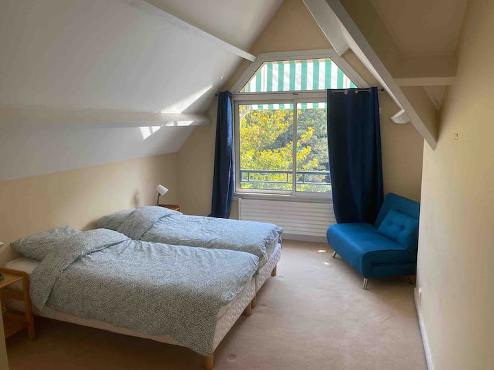 Საძინებელი 2 - ორი ერთადგილიანი საწოლი, საგარდერობო ოთახი, სააბაზანო (საშხაპე და აბაზანა)