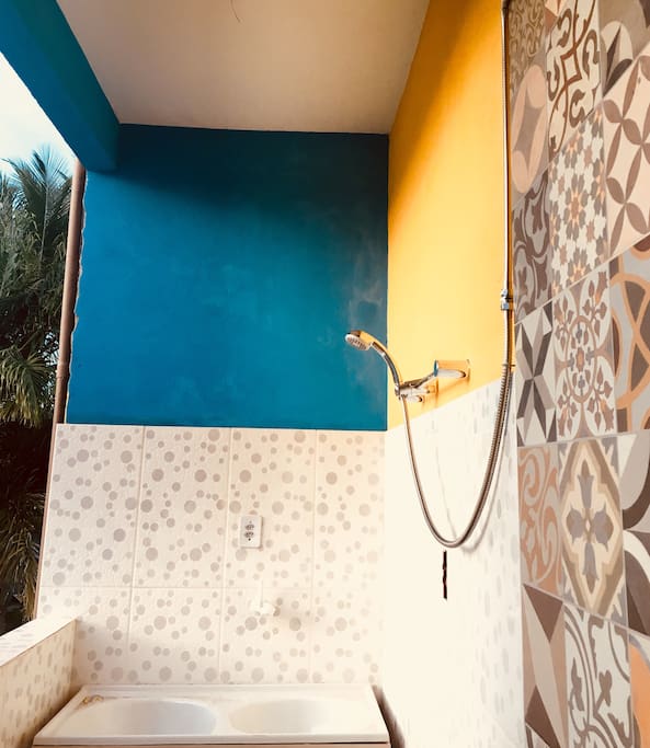 Depois do banho de mar, que tal uma ducha refrescante com vista para a Mata Atlântica?