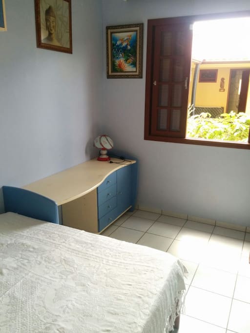 Quarto com janela veneziana