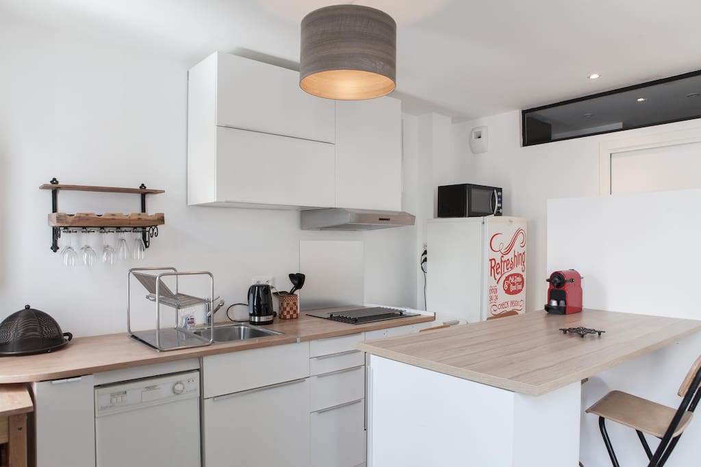 Cuisine fonctionnelle, café nespresso, plaque induction, four, lave vaisselle;