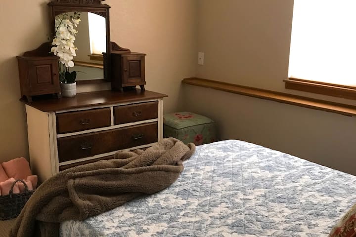 4号卧室配有漂亮的古董家具。房间舒适，可供两人入住。靠近配有沙发床的大电视房。 宽敞的卫生间，附近有浴缸和淋浴间，还有一间洗衣房。享受和放松，体验难忘的假期！