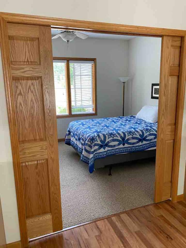 Dormitorio 4 con cama tamaño queen.  Puertas correderas.