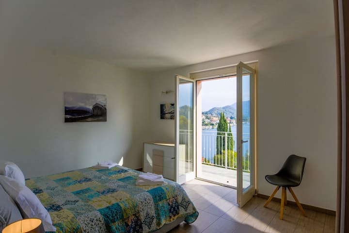 Glavna spavaća soba s balkonom i pogledom na jezero na prvom katu