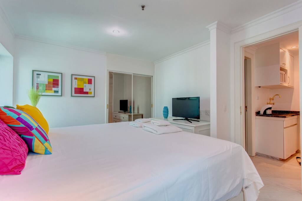 cama king size e muito espaço no quarto de casal