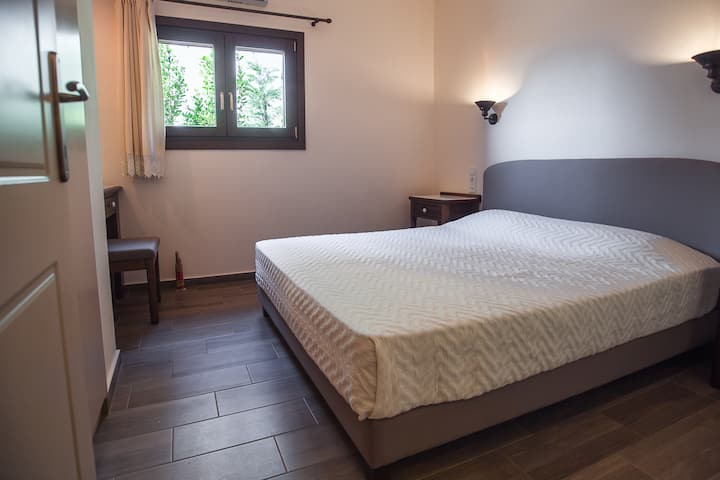 dormitorio con cama doble