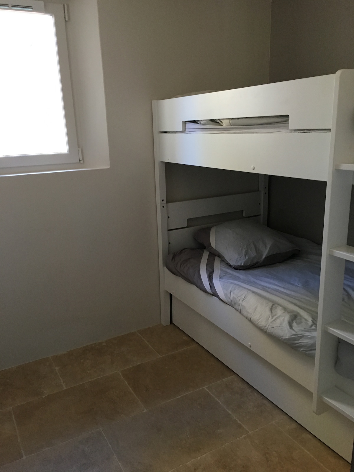 Spálňa s poschodovými posteľami 2 x 90 cm