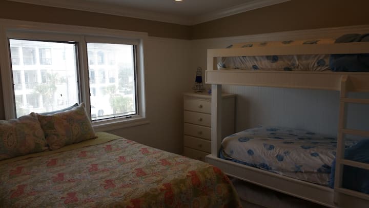 ห้องนอนแขกพร้อมเตียงควีนไซส์และเตียงสองชั้น