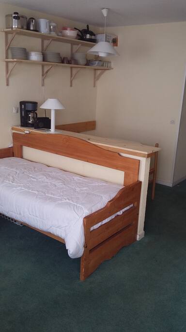 couchage possible dans le salon pour max 3 personnes (2 banquettes + 1 lit d'appoint)