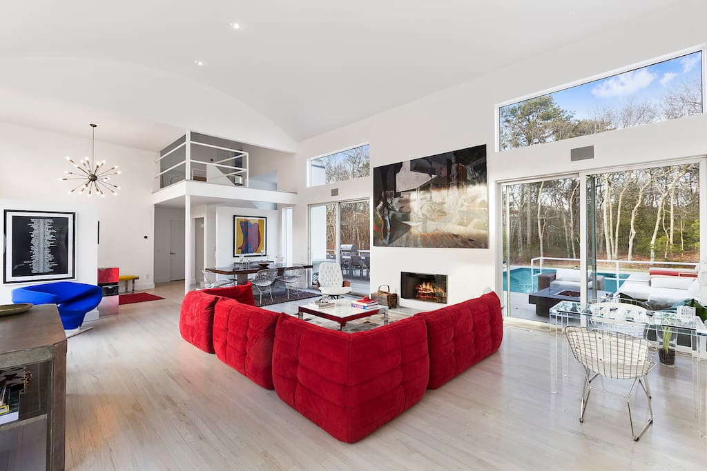 Livingroom with mid-century modern decor
