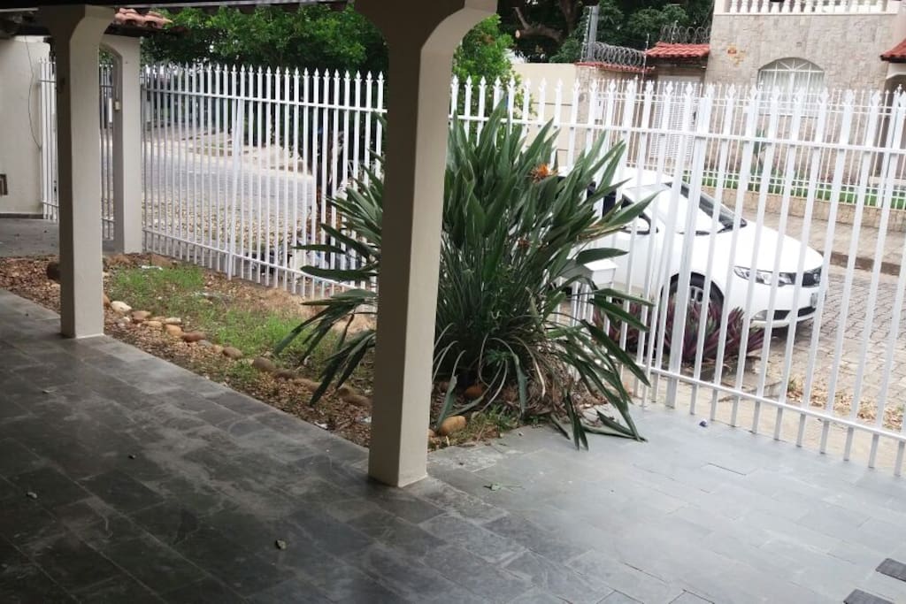 Vista interna da varanda frontal e uma das garagens