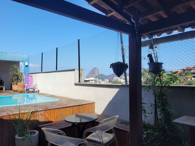 Cobertura com piscina e churrasqueira com vista