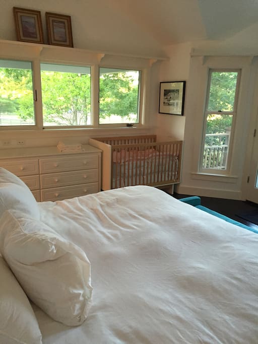 1 king bed 1 crib with en suite bathroom