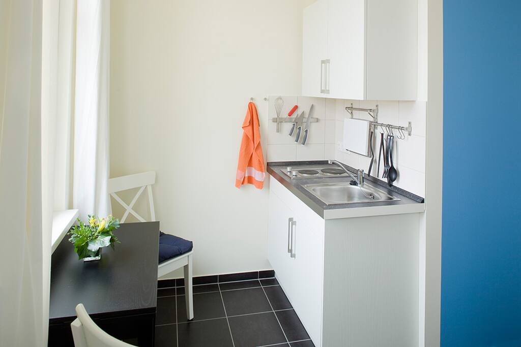 Das st die Küche der BLAUEN Wohnung, aber die der Gelben ist fast dentisch