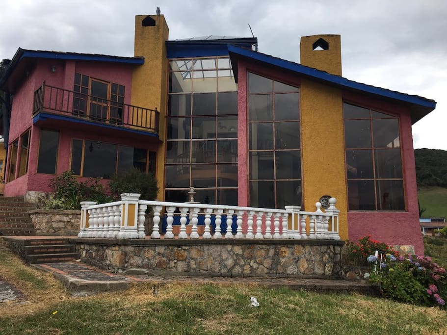 Large windows with excellent view of the Embalse del Neusa
