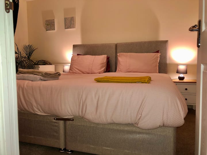 Chumba cha kulala cha watu wawili kilicho na zip ya mfalme na vitanda vya kiungo. Bidhaa mpya tangu tarehe 17 Oktoba 2021. Chumba hiki cha kulala kina milango ya Kifaransa ambayo inafunguliwa mbele ya nyumba 