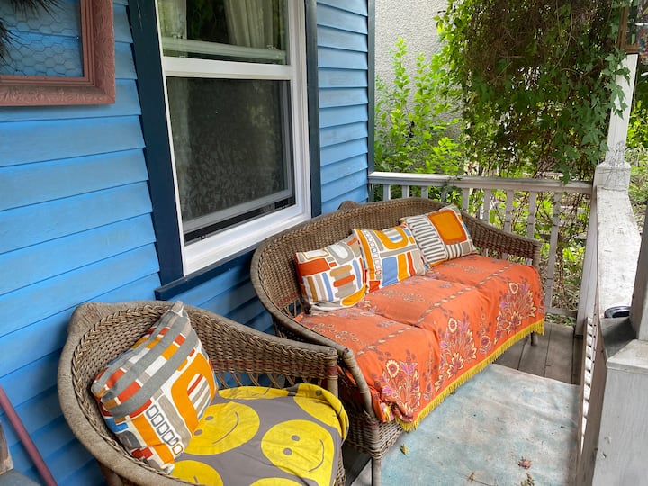 Cheerful Bedroom In An Urban Cottage - Calgary