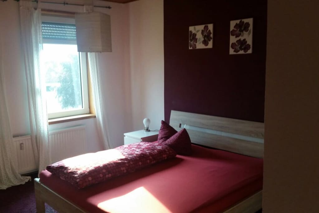 Schlafzimmer mit King size Bett und Fernsehr