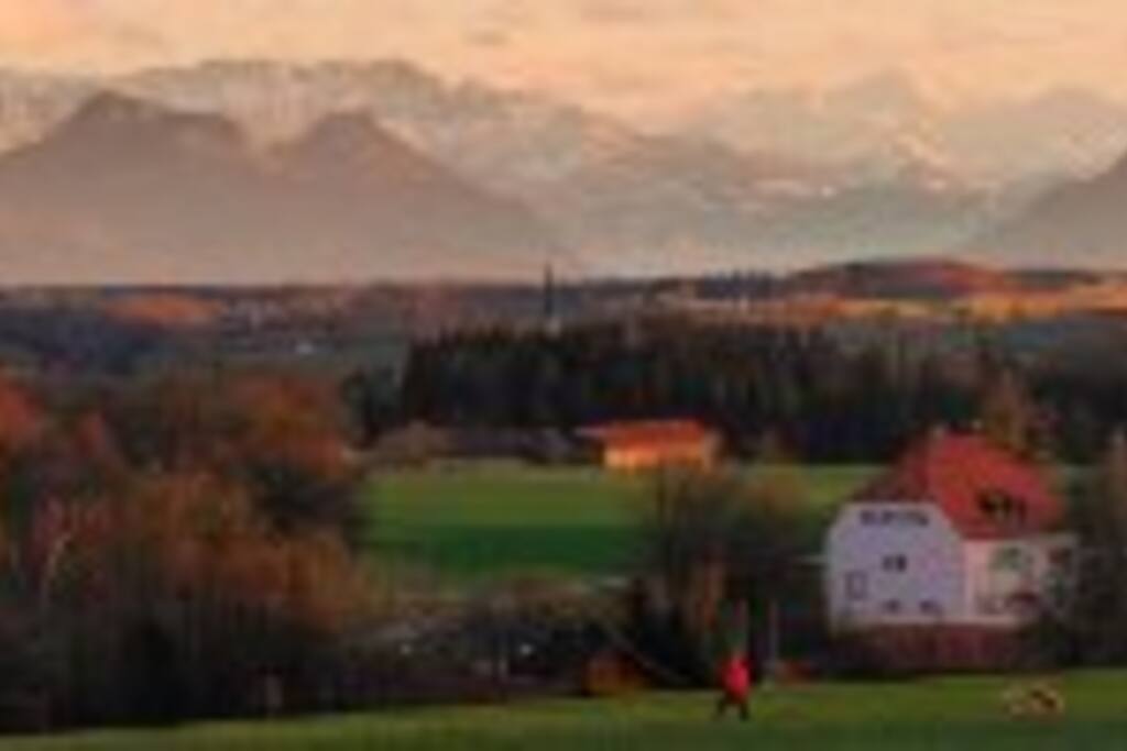 Schloß Eichbichl mit dem Alpen-
Panorama des Inntals
