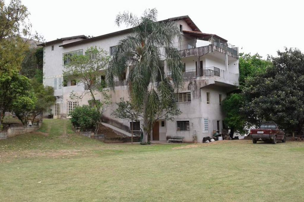 Lateral da Pousada, Estacionamento