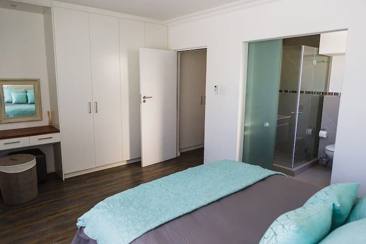 חדר שינה ראשי עם חדר רחצה פתוח צמוד. כל המצעים, המגבות ומגבות הידיים מסופקים.