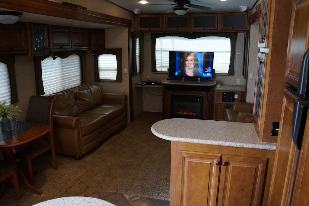 High def tv and cable, electric fireplace