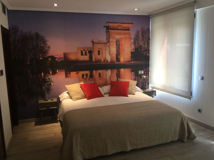 Cama de matrimonio XXL 200x200cm. Opción de dos camas individuales de 100x200cm según las necesidades de los huéspedes.