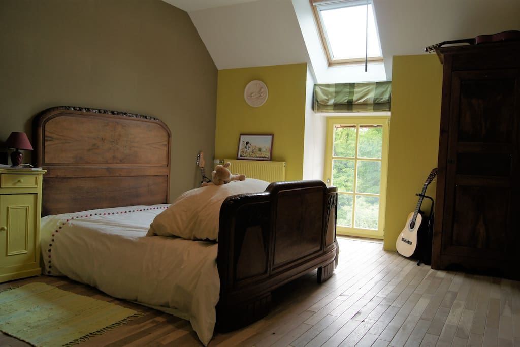 Chambre au calme avec vue sur le jardin et la piscine.