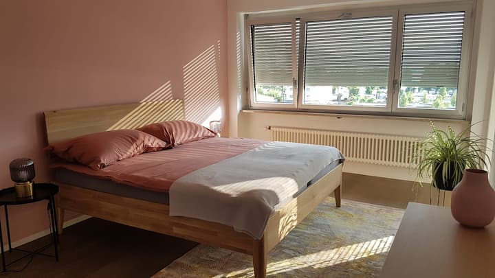 Chambre à coucher spacieuse, décorée avec soin avec lit king size et matelas très confortables, pour des nuits reposantes.