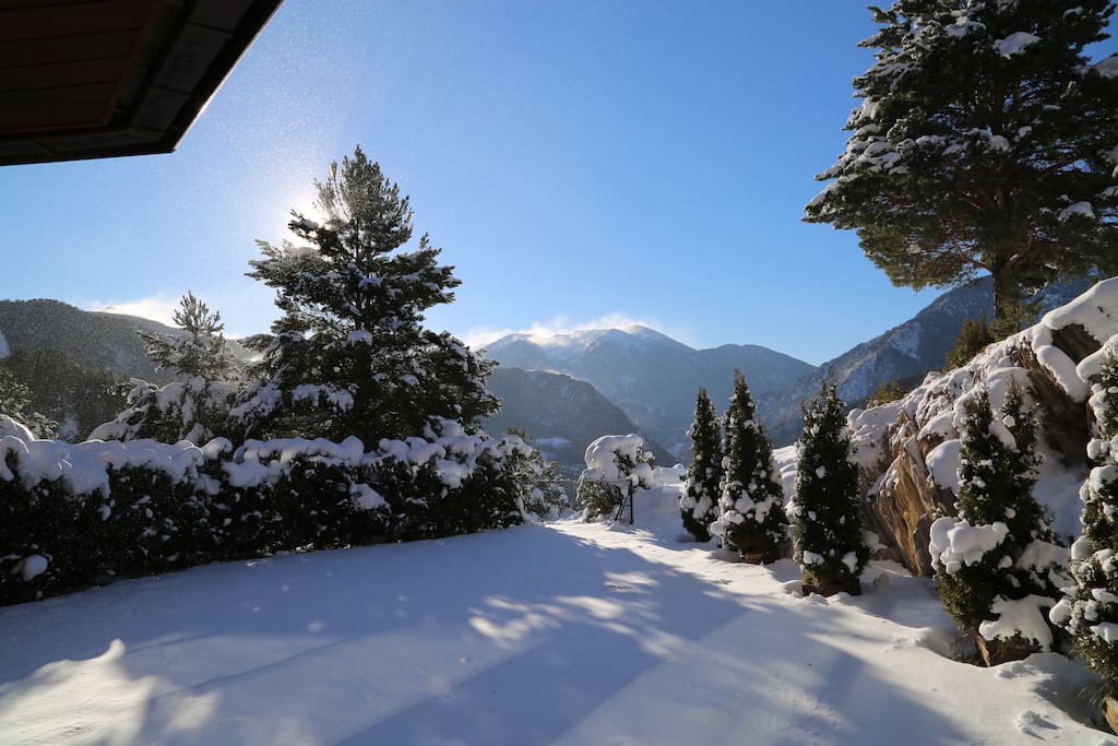 Jardin privatif en hiver. En Andorre, après la neige...toujours le beau temps. Il n'y a plus qu'à fixer les skis...ou à chausser les raquettes!