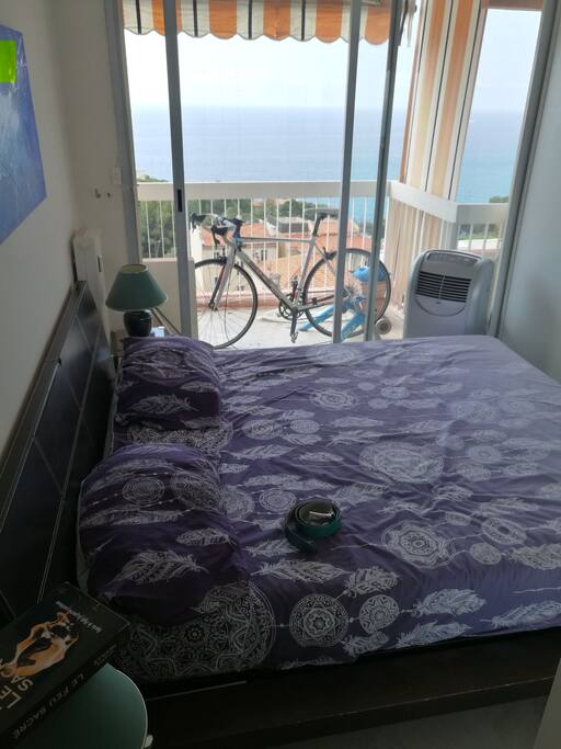 une chambre avec lit en 160 et climatisation