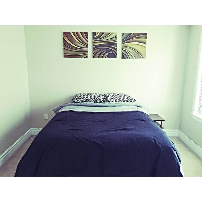 Guest Bedroom. Comfy Queen Size Bed
