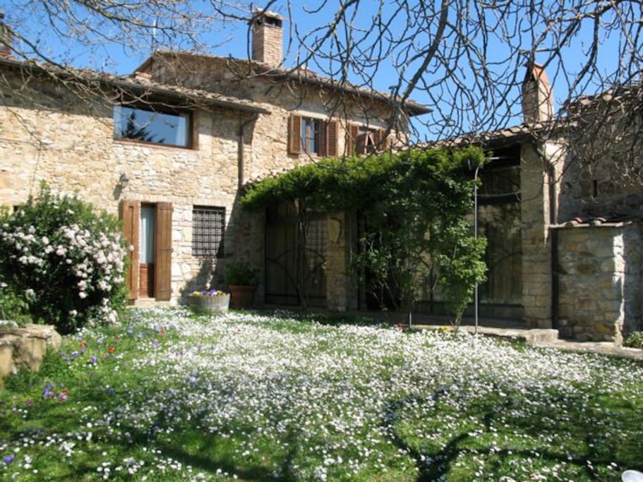 Farmhouse Poggetto in Springtime