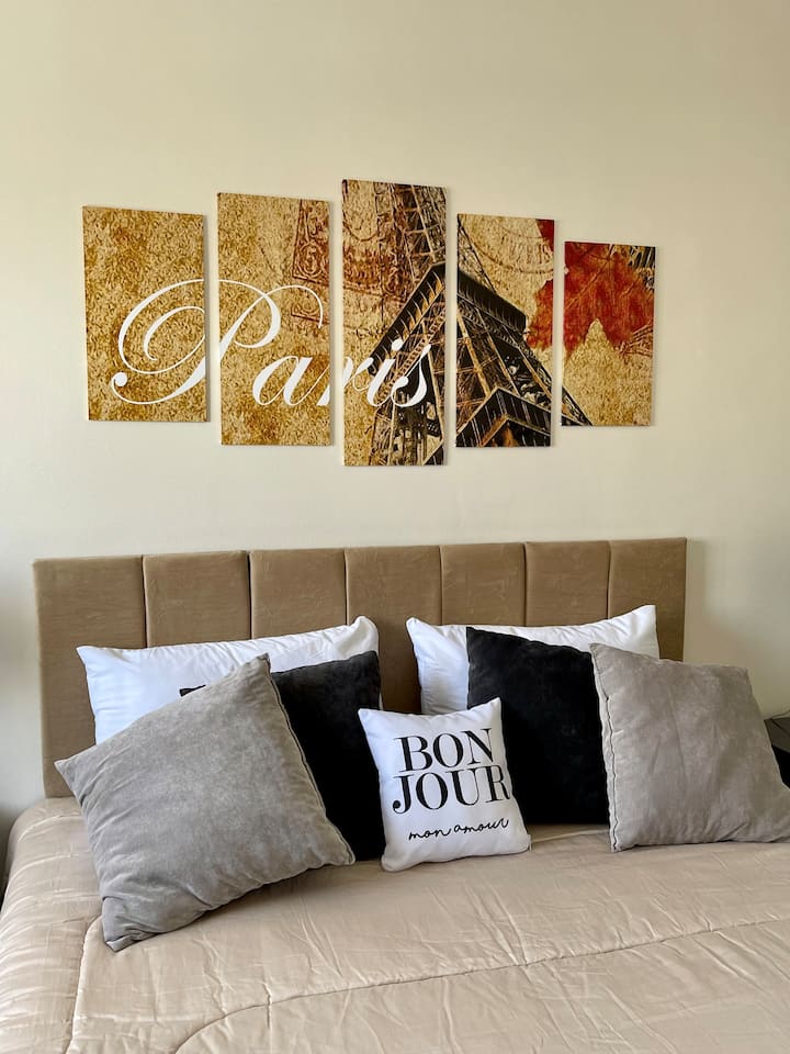 Chumba cha kulala chenye nafasi kubwa, kitanda aina ya queen na pazia lenye giza zito ambalo huzuia kabisa mwanga 